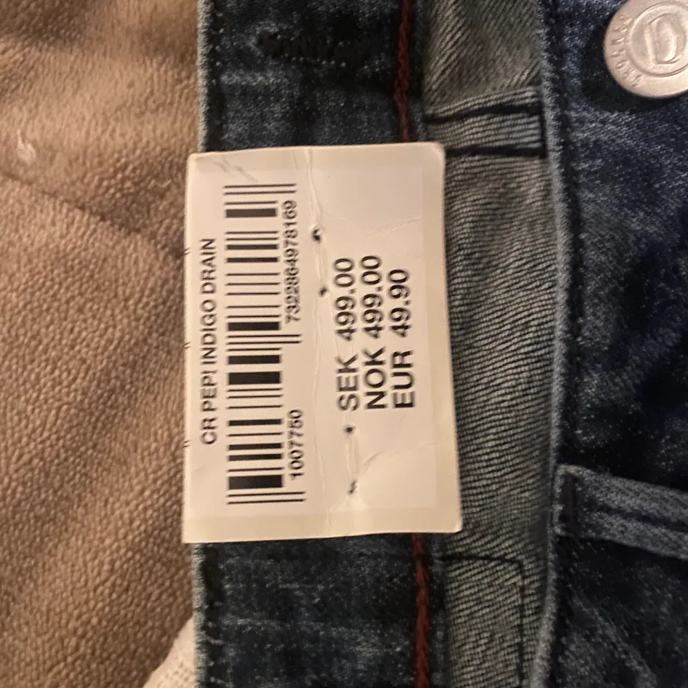 Säljer dessa Lowwaist Jeans i storlek 27/32 eftersom att de ej kommer till använda. Lappen sitter kvar. Nypris 500kr, fler bilder vid behov❤️. Jeans & Byxor.