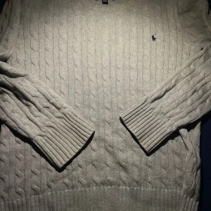Ralph Lauren tröja - Hej, säljer nu min Ralph Lauren stickade tröja. Den är i mycket bra skick och sällan änvänd. Ptis går att diskuteras😏