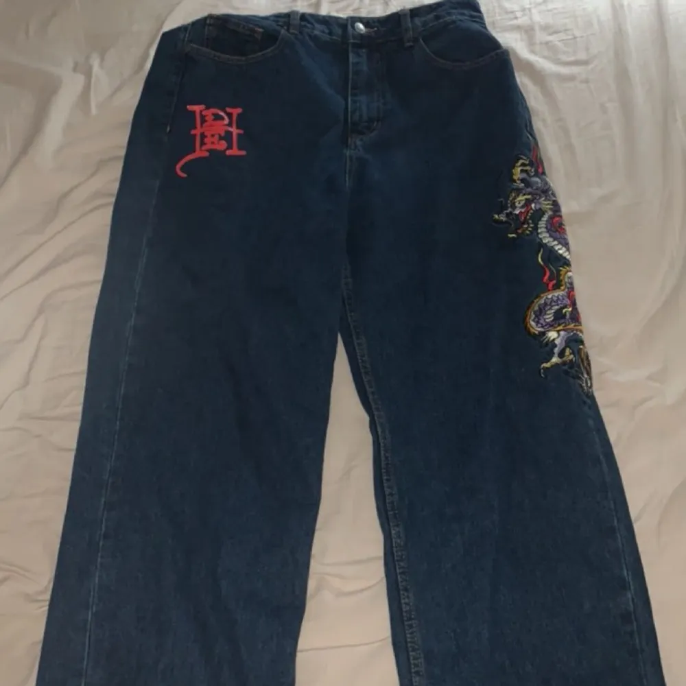 Storlek Eu 42/L baggy jeans helt nya använt 4 gånger finns inget fel med byxorna påsen kommer med och ett par riktigt Dunder jeans!. Jeans & Byxor.