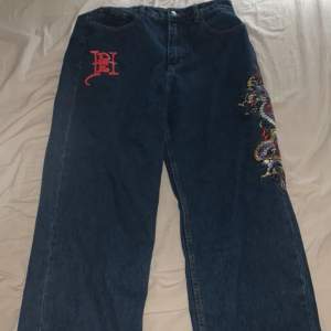 Storlek Eu 42/L baggy jeans helt nya använt 4 gånger finns inget fel med byxorna påsen kommer med och ett par riktigt Dunder jeans!