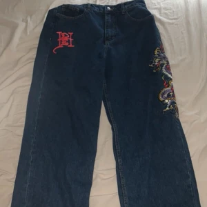 Ed Hardy jeans - Storlek Eu 42/L baggy jeans helt nya använt 4 gånger finns inget fel med byxorna påsen kommer med och ett par riktigt Dunder jeans!