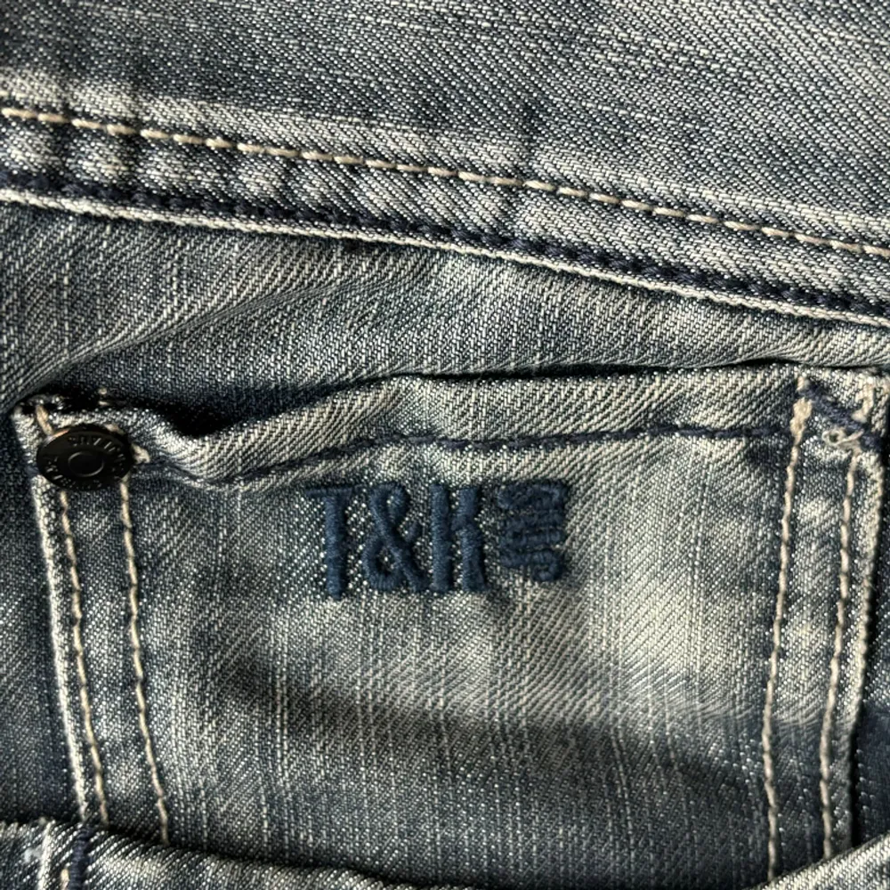 Otroligt snygga jeans med unik wash 🌊 Köpta på secondhand i Spanien och vet inte riktigt vilket märke men de är assnygga. 🔵storlek: 46🔵. Jeans & Byxor.