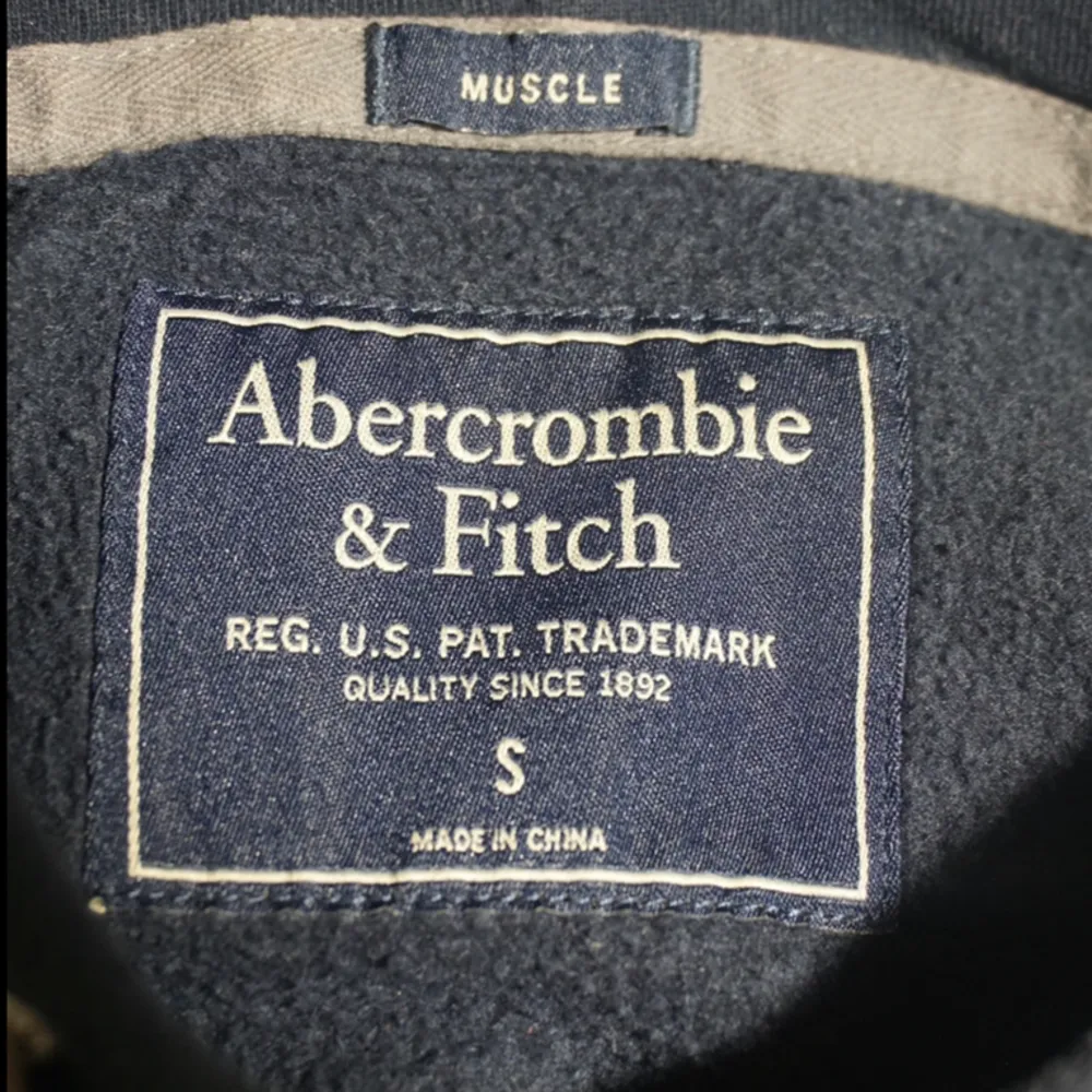 Abercrombie & Fitch Hoodie. Luvtröja är i bra skick. Storlek Small.. Hoodies.