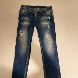 Dsquared2 jeans använda 1 gång. Blivit för små tyvärr.  Storlek 44 (S)  Passar en person som är cirka 1.75-1.78cm lång