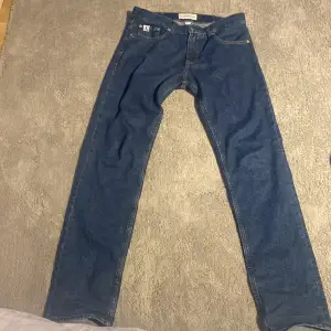 Regular fit Calvin klein jeans i skukt bra skick använda ca 5 gånger, pris kan diskuteras.