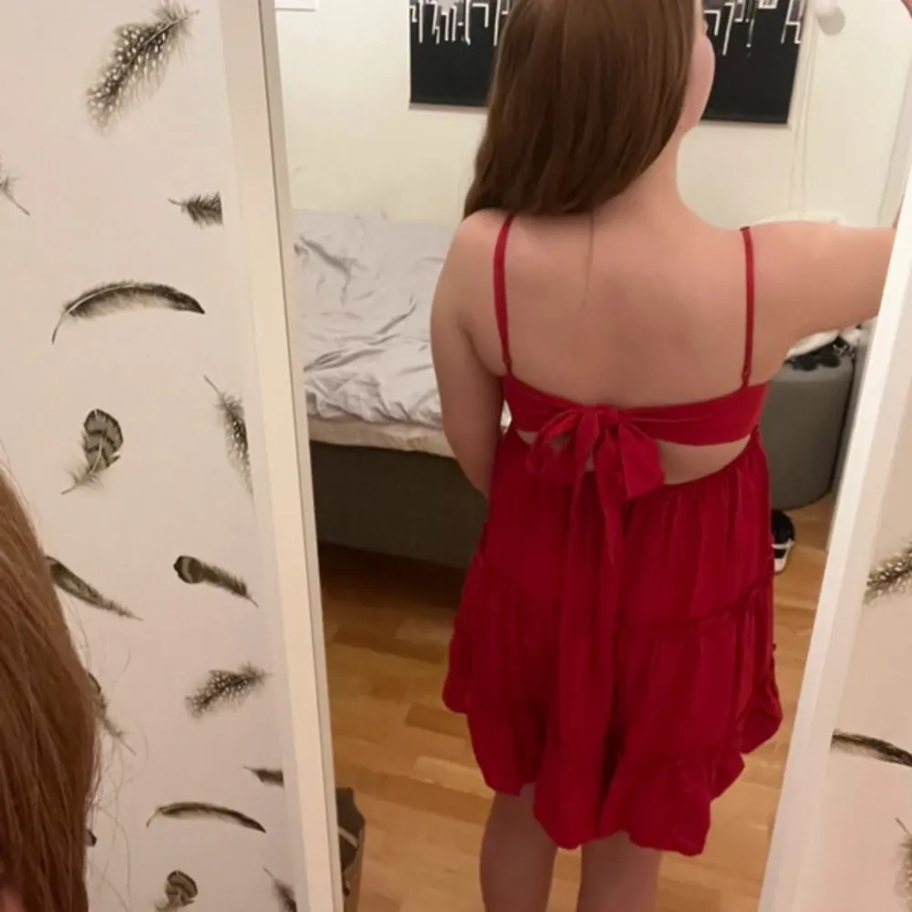 Röd klänning med knyte i ryggen från shein❤️säljer för 50❤️. Klänningar.