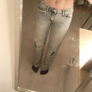 Lågmidjade jeans med hål  - Bra skik, färga bara om ni vill veta något mått. 