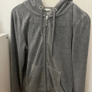 Zip-kofta - Fin grå kofta. Kan användas som både träningshoodie och vanlig. Lite sliten men i bra skick. Använd fåtal gånger 