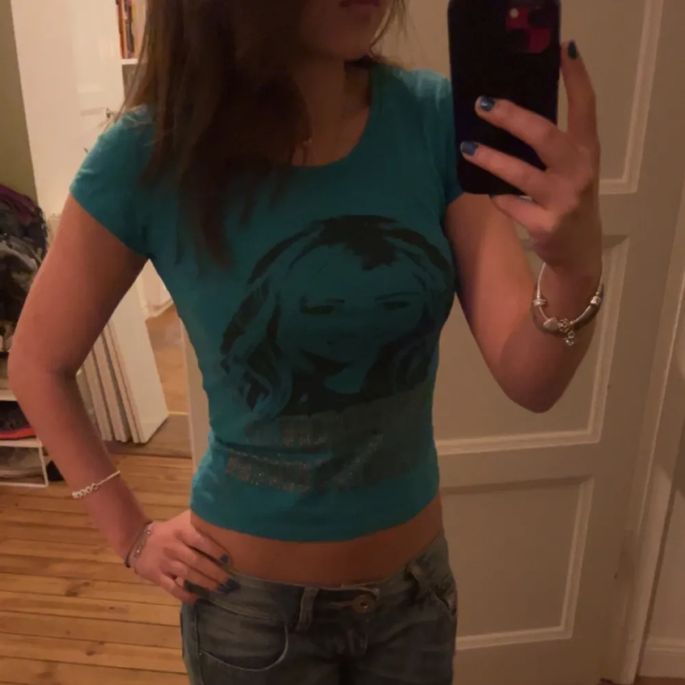 Söt babytee med Hannah Montana tryck och glitter. Är barnstorlek!! (128)  Jag är 155 för referens💗 tryck gärna köp nu😘. T-shirts.