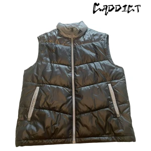 Vintage Adidas vest  - - En fin adidas väst i färgen svart & grå - Storleken L-XL - Tveka inte att ställa frågor om plagget 