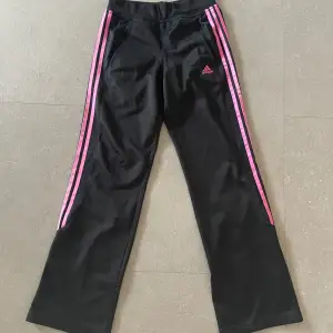 Jätte fina byxor från adidas med rosa detaljer. Har en liten defekt på knät men det syns inte alls🫶💕🤩tryck gärna på ”köp nu”!!!