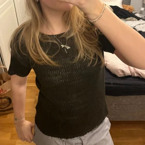 Stickad T-shirt🤎🖤 - Mörkbrun/grå/svart🤎🩶🖤jag har linne under på bilden