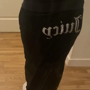 Juice Couture  - Mycket fina velourbyxor av märket Juice Couture. Storlek L. Skulle säga att dom är något stora i storlek. Fint skick, och vad jag kan se är alla strasstenar kvar.