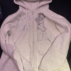 Von Studio Zip Hoodie  - Tjena, säljer en stil ren Hoodie från von studio. Inte alls tecken på sliten  Hör av er vid frågor 🙃 Nypris:700kr