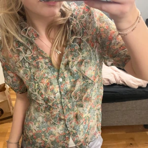 Blommig blus💐 - Jättesöt med volanger och genomskinlig💐🩷💕