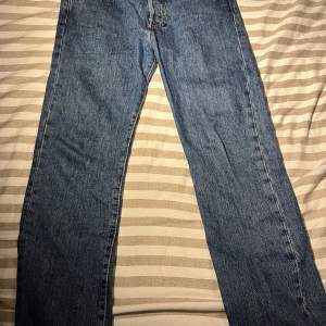 Sköna Levi’s 501 jeans som är i bra skick, säljer då de inte passar mig längre. Köpta från Levi’s egna butik. Storlek 30x30. Skriv för fler bilder eller frågor. Pris kan diskuteras.