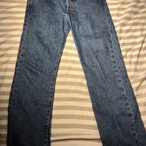 Levi’s jeans 501 - Sköna Levi’s 501 jeans som är i bra skick, säljer då de inte passar mig längre. Köpta från Levi’s egna butik. Storlek 30x30. Skriv för fler bilder eller frågor. Pris kan diskuteras.