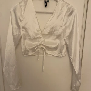 Vit topp - Säljer min vita topp😊Finns även en dragkedja på sidan. Säljer den på grund av den va för liten på mig🥰