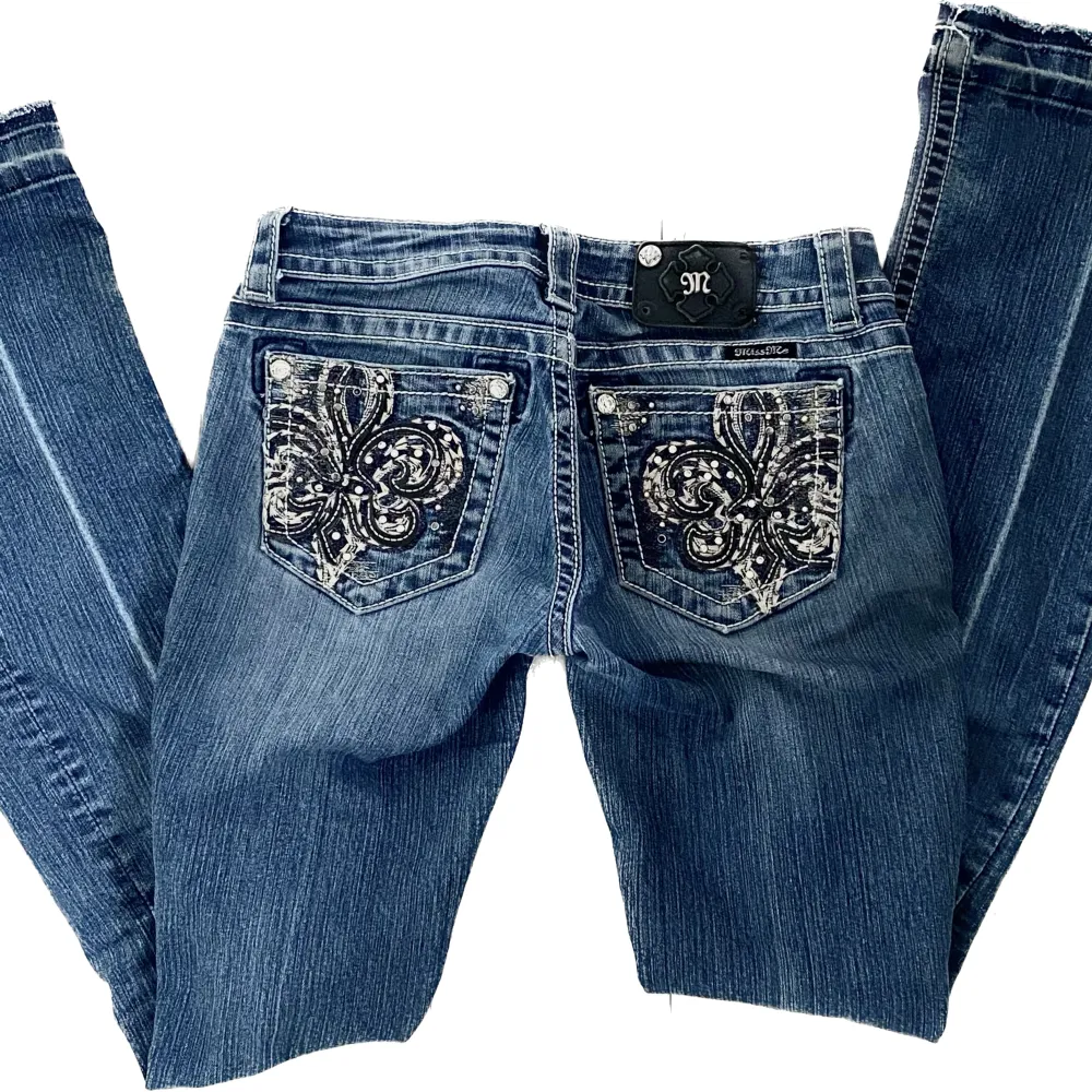 säljer dessa as snygga Miss Me jeans storlek 27 då dom är för stora i midjan på mig!🫶🏼. Jeans & Byxor.