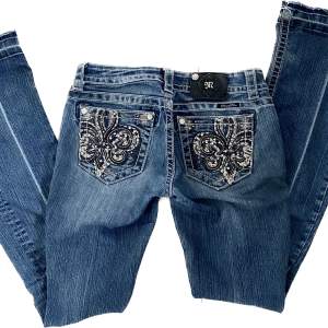 säljer dessa as snygga Miss Me jeans storlek 27 då dom är för stora i midjan på mig!🫶🏼