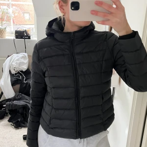 Svart dunjacka  - En svart dunjacka från Zalando. Storlek 38 men passar mig som brukar ha 36. Fint skick! Frakt ingår inte! 