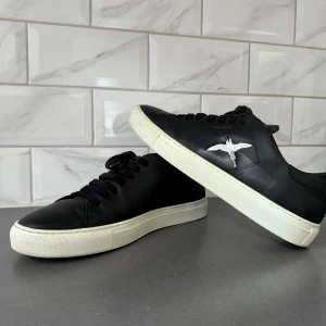 Axel Arigato clean 90   - Hej! Säljer nu mina Axel Arigato Clean 90 Tape bee bird. Dom är i storlek 40 och inköpta förra året och är sparsamt använda.  Finns tyvärr ingen kartong eller påse.