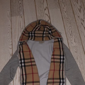 Burberry zip som inte används - Grå burbarry zio Det är riktigt bra skick på den knappt använd  Storlek L men passar m  Kan gå ner i pris