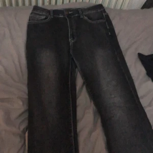 Jeans - Svarta jeans från Shein. I storlek S. Köpt för 250kr