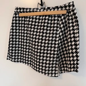 Skort  - Oanvänd, med lappen kvar! Skort i stretchigt material ✨ Priset är förhandlingsbart!