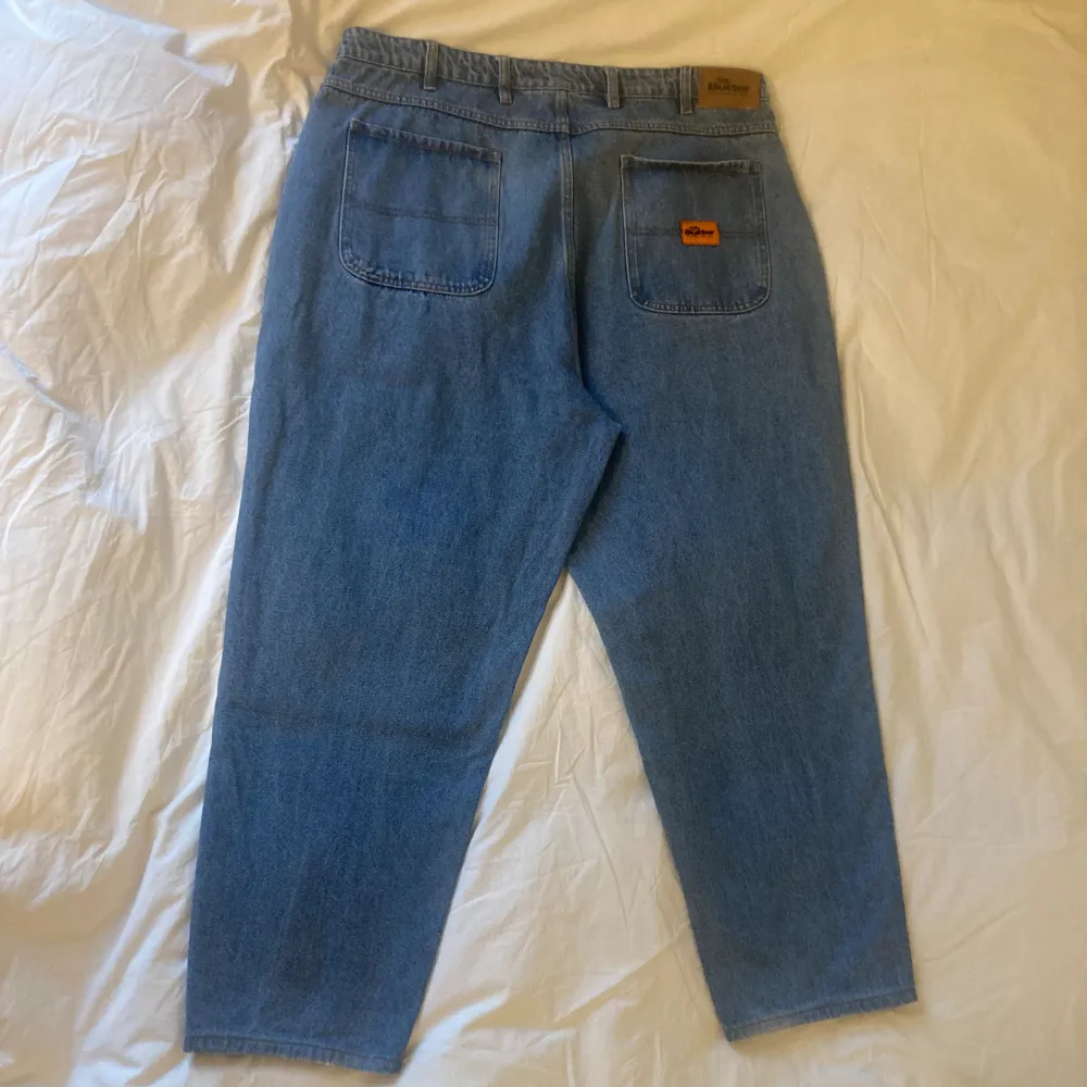 Jäkligt baggy jeans från butter i modellen BAGGIEST. Det finns inga tecken på brist, de är nästan nyskick🧼. Har dock enorma fickor, typ 30cm långa. Skicka dm för prisförslag eller om det dyker upp frågor. 💭. Jeans & Byxor.