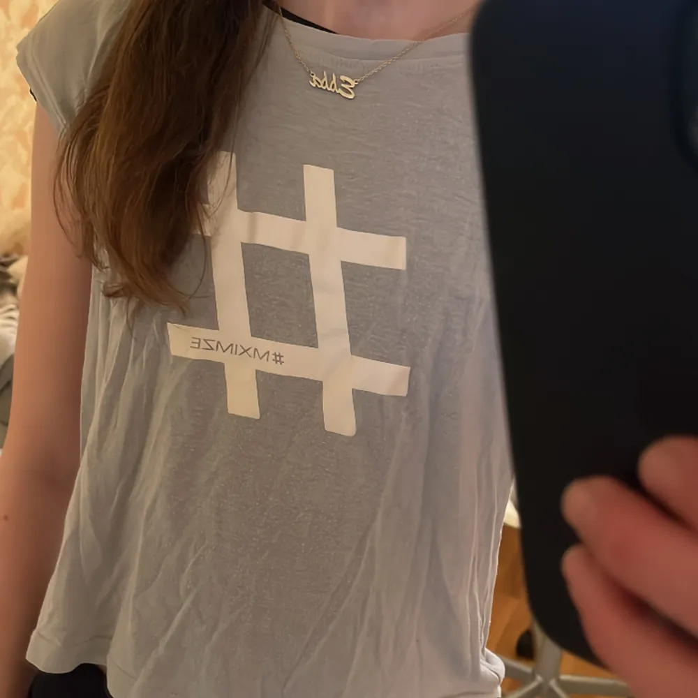 En blå T-shirt i storlek 122-128🙌🏼  Den är från MXIMZE och är i bra skick💋  Aldrig använd💋😘. T-shirts.