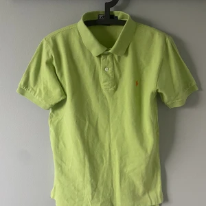 Ljus grön Ralph Lauren piké  - Riktigt fin ljus grön Ralph Lauren piké med orange häst. Väldigt bra skick. Inga tecken på användning vad jag kan se. 9/10. Bara att skriva om frågor! Pris kan diskuteras 🤗