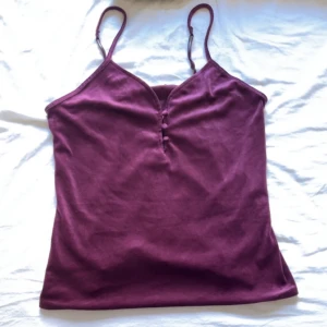 Mysigt hunkemöller linne  - Säljer ett jättemysigt velour linne i super bra kvalitet! Köpt på secondhand i somras och använt en gång. Den ska vara vinröd men jag tycker den lutar mer åt det lila hållet. Pris kan såklart diskuteras, skriv om ni har frågor! (: 