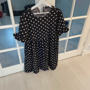 Prickig klänning volang storlek S  - Jättesöt prickig klänning i storlek S