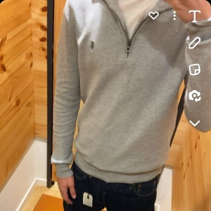 Ralph lauren half zip - säljer nu min Ralph lauren zip tröja då jag fick en annan i samma modell men i storlek M. Den är stolek S och är en perfekt tröja att köpa till våren. Köpte den på NK förra året för 2200 och säljer den  nu för 900 då jag har ändå har haft den ett tag