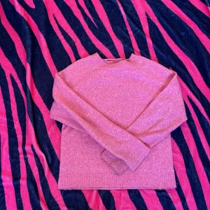 Veromoda tröja - Köpte den ny använde aldrig så den har inte nopprat något typ den är jätte skön också 