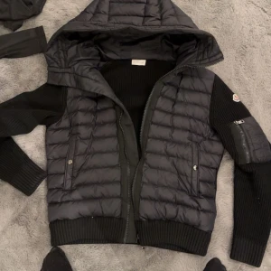 Moncler Cardigan - Säljer nu min Cardigan då jag inte riktigt tycker den är min stil längre den är väldigt bra använd inga skador eller liknande på den😆