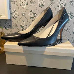 Malene Birger klackar - Fina klackar i str 41 från Malene Birger. Använda en gång inomhus. 