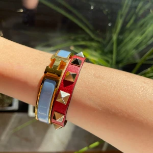 Valentino armband  - Säljer mitt valentinoarband då det inte längre kommer till användning, kvitto finns.