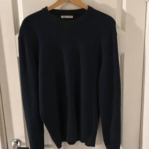 Stickad tröja blå - Blå sweatshirt från zara inga skador storlek M. Passar mig som är 185