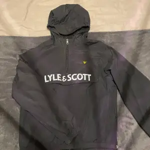 Säljer nu denna Lyle&Scott jacka, storlek 14/15 år så skulle säga att den passar om du är runt 165cm. Perfekt nu till vår/sommaren, tveka inte på att höra av dig om du har minsta lilla fråga!