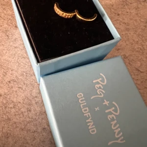 Peg - Peg- kollektionen mrx guld fynd. Super gin ear-cuff som ej kräver hål i örat