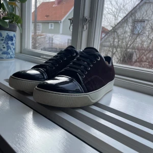 Lanvin  - Tja, säljer nu dom här feta lanvins i en skit snygg vinröd färg i storlekar uk 7 vilket motsvarar 41/42 men stor i storleken så passar lite större. Skick 8,5/10. Box och skor ingår.  Hör av dig om du har några frågor. 