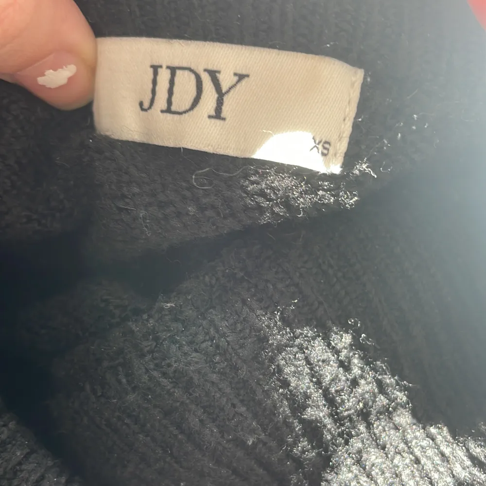 Säljer en svart stickad JDY kortärmad tröja. Går upp lite vid halsen Köpt från Zalando för ca 300kr. Använt max 5 gånger. Stl xs . Tröjor & Koftor.
