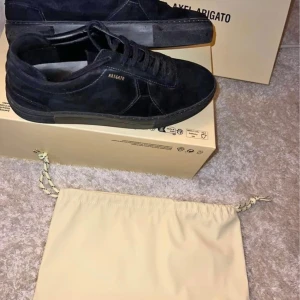 Axel Arigato Skor - Säljer nu mina Svarta Arigatos! Använda vid ett fåtal tillfällen top skick 9/10  Storlek 43 passar även 44 -Nypris 2650kr  Pris kan diskuteras vid snabb affär 