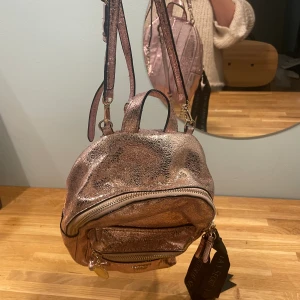 Jättesöt Victorias secret väska - En jättesöt lite Victorias secret ryggsäck, fick i födelsedagspresent för några år sedan men har inte kommit till så mycket användning. Finns lite defekter, men inget jag skulle säga att man tänker på✨