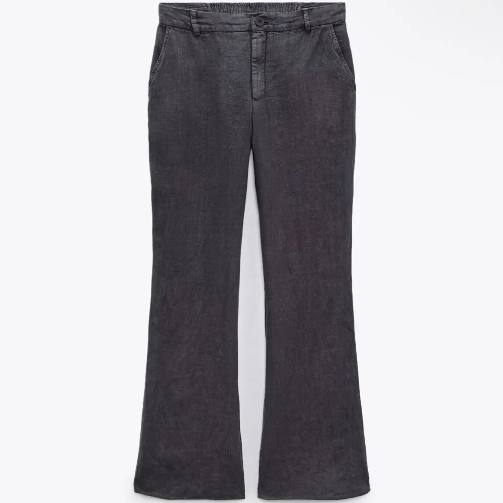 Mörkgrå linnebyxor från zara i storlek ses. Tyvärr för stora på mig🤍  Slutsåld på hemsidan. Jeans & Byxor.
