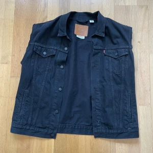 Levis - Hej! Säljer en jeansväst från Levis. Storlek Xxl men funkar bra för Xl. Finns i Stockholm och kan skickas! 
