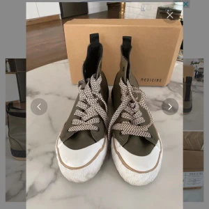 Khaki sneakers  - Såå snygga khaki-gröna snearkers som är använda typ 2ggr!! Rekommenderar starkt men passar tyvärr inte mig:(( perfekta till vår/höst😍 innersulans längd: 25 cm