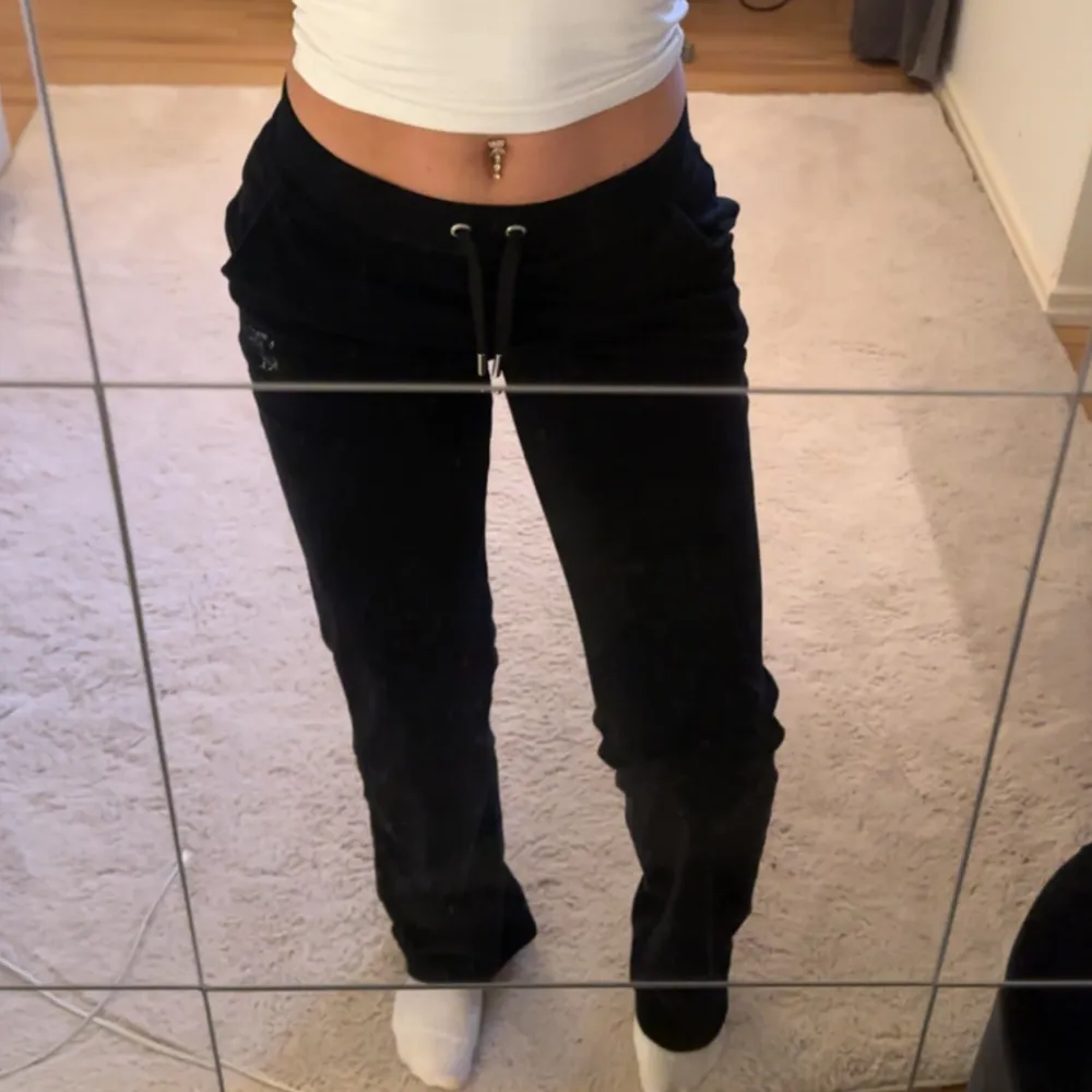 Säljer mina Juicy Couture byxor då jag inte använder dom längre. Dom är i väldigt fint skick. Jag är 163 och dom är i storlek XS . Jeans & Byxor.